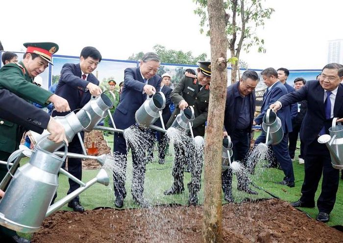 Tổng Bí thư, Chủ tịch nước Tô Lâm và các đại biểu tham gia trồng cây tại Lễ phát động “Tết trồng cây đời đời nhớ ơn Bác Hồ” Xuân Bính Ngọ 2026 - Ảnh TTXVN