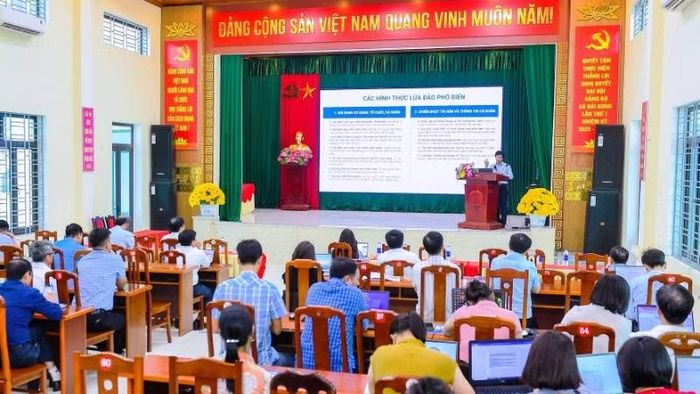 Xã Hải Hưng (Hải Phòng) tổ chức tập huấn, đào tạo, bồi dưỡng kỹ năng về chuyển đổi số cho cán bộ, công chức, viên chức. (Ảnh: THÀNH CHUNG)