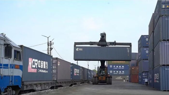  Những toa hàng hóa được bốc xếp để vận chuyển tới ga Sóng Thần, Thành phố Hồ Chí Minh, ngày 3/6/2026. 