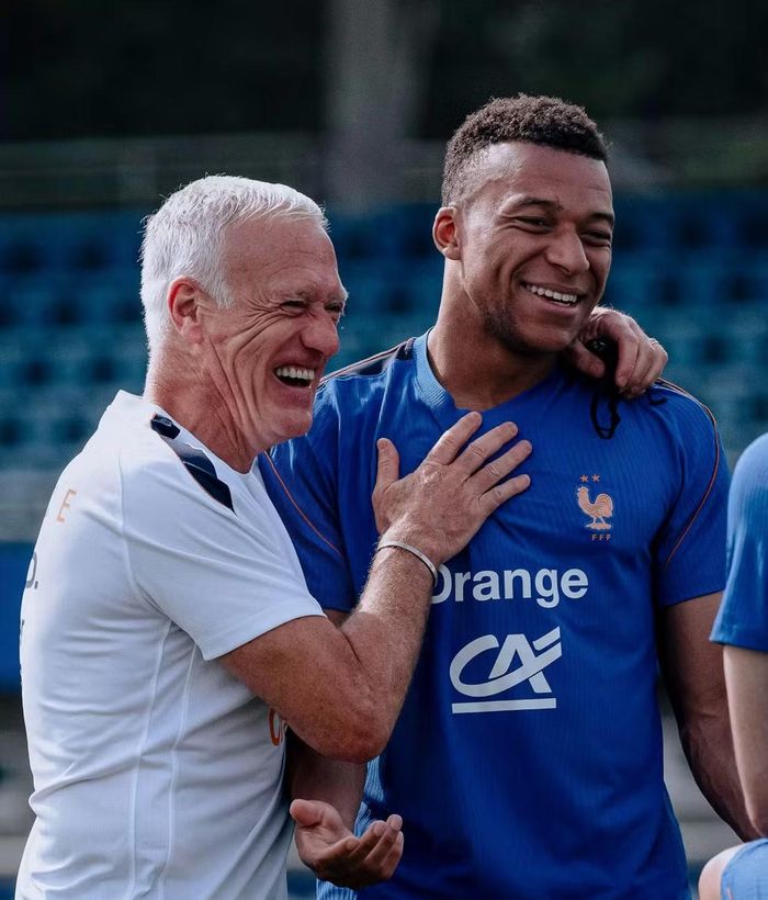 Huấn luyện viên Deschamps và ngôi sao Mbappé trong buổi tập của đội tuyển Pháp trước thềm World Cup 2026. (Nguồn: Liên đoàn Bóng đá Pháp)