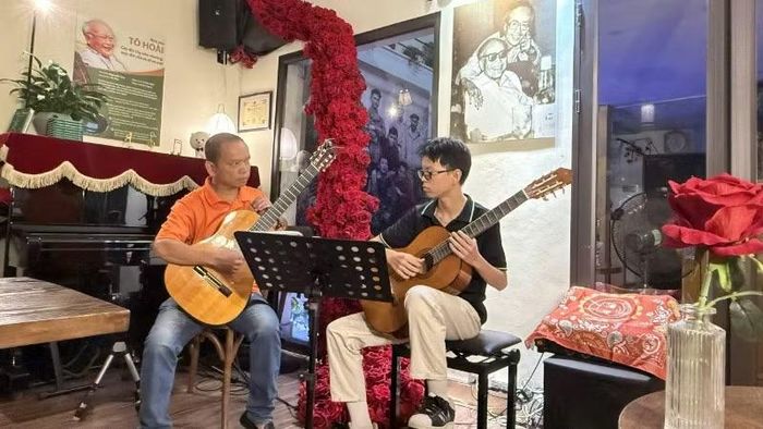 Thầy và trò cùng chia sẻ trong không gian đậm tính văn hóa.