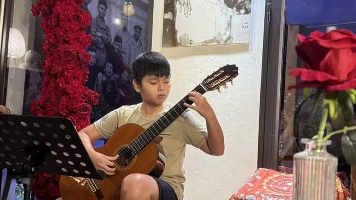 Các bạn nhỏ say sưa tập đàn.