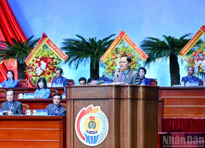 Chủ tịch Tổng Liên đoàn Lao động Việt Nam Nguyễn Anh Tuấn phát biểu khai mạc Đại hội và tóm tắt Báo cáo chính trị trình Đại hội. (Ảnh: DUY LINH)