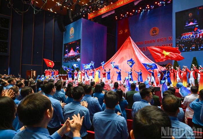 Chương trình nghệ thuật "Công đoàn, công nhân Việt Nam: Kết nối sức mạnh - Kiến thiết tương lai" chào mừng Đại hội. (Ảnh: DUY LINH)