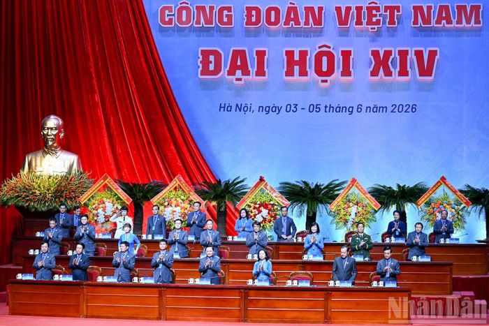 Đoàn Chủ tịch điều hành Đại hội. (Ảnh: DUY LINH)
