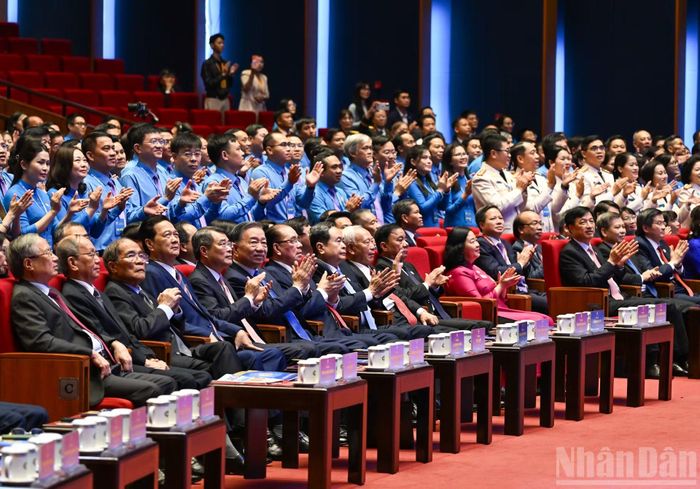 Tổng Bí thư, Chủ tịch nước Tô Lâm và các đồng chí lãnh đạo, nguyên lãnh đạo Đảng, Nhà nước dự Đại hội. (Ảnh: DUY LINH)