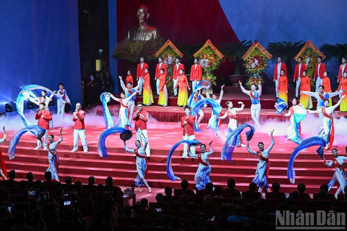 Chương trình nghệ thuật "Công đoàn, công nhân Việt Nam: Kết nối sức mạnh - Kiến thiết tương lai" chào mừng Đại hội. (Ảnh: DUY LINH)