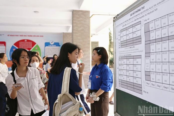 Thí sinh xem thông tin trước khi vào phòng thi.