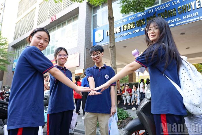 Năm 2026, Trường THPT chuyên Đại học Sư phạm tuyển 490 chỉ tiêu cho 8 khối chuyên, tăng 70 chỉ tiêu so với năm 2025. Trong đó, các lớp chuyên Toán, Tin, Vật lý, Hóa học, Ngữ văn và Tiếng Anh tuyển 70 học sinh/lớp, riêng chuyên Sinh và Địa tuyển 35 học sinh/lớp.