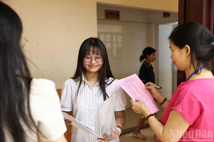 Thí sinh tự tin bước vào phòng thi, thực hiện ước mơ chinh phục trường chuyên