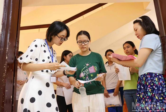 Tham dự kỳ thi, thí sinh làm 4 bài thi, gồm: Toán, Ngữ văn, Tiếng Anh (vòng 1) và môn chuyên.