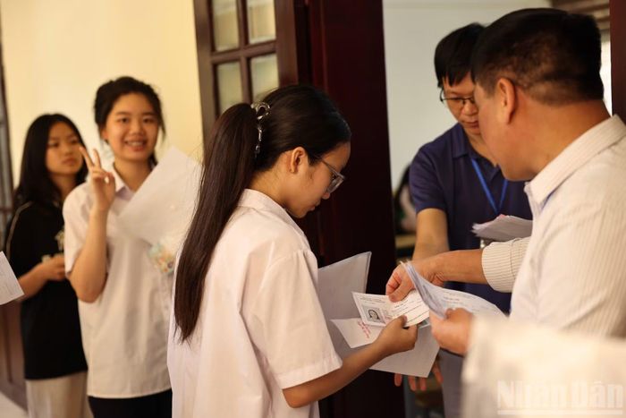 Kiểm tra thông tin cá nhân của thí sinh trước khi vào phòng thi.