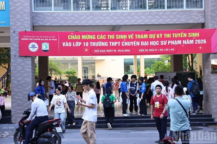  Thí sinh đến điểm thi, tham dự kỳ thi tuyển sinh vào lớp 10 Trường THPT chuyên Đại học Sư phạm sáng 4/6. 