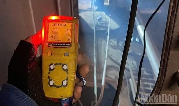 Thợ tàu phải làm việc trong điều kiện hầm hàng kín, ngột ngạt khói hàn và hóa chất.