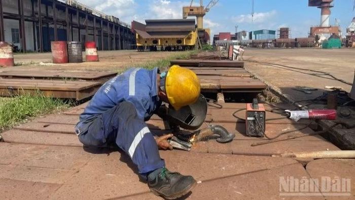 Để bảo đảm an toàn lao động, thợ đóng tàu phải nai nịt bảo hộ, đóng bộ quần áo dày cộp...
