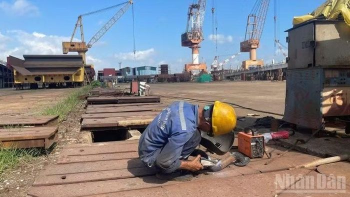 Trong thời điểm nắng nóng hiện nay, do đặc thù lao động, việc hàn cắt sắt thép, gõ rỉ và sơn tàu phải làm ngoài trời, do vậy bị mất sức rất nhanh.