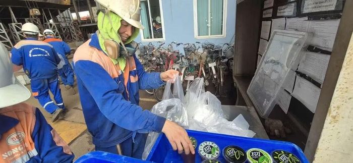 Những ngày nắng nóng gay gắt như hiện nay, các doanh nghiệp đóng tàu luôn chú trọng chăm lo đời sống, bảo đảm sức khỏe cho người lao động, đặc biệt là đội ngũ cán bộ kỹ thuật, công nhân thi công trong môi trường khắc nghiệt.