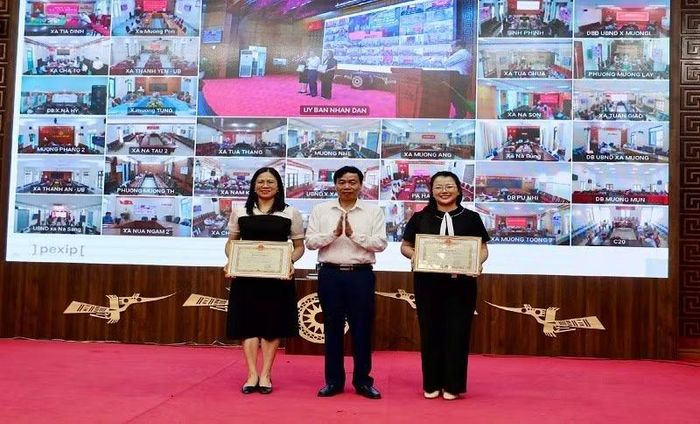 Đồng chí Lê Văn Lương, Chủ tịch Ủy ban nhân dân tỉnh Điện Biên trao Bằng khen của Ủy ban nhân dân tỉnh tặng 2 tập thể có thành tích trong tham mưu, thực hiện cải cách hành chính.