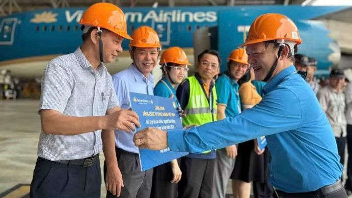 Chủ tịch Công đoàn Tổng Công ty Hàng không Việt Nam Đào Mạnh Kiên trao hỗ trợ kinh phí mùa nắng nóng cho các cơ quan đơn vị năm 2026.