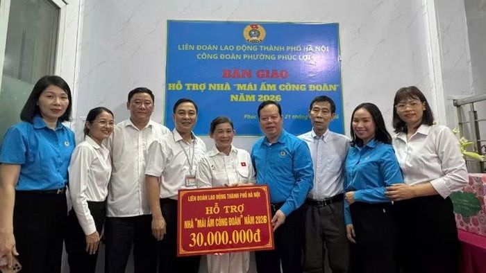 Liên đoàn Lao động thành phố Hà Nội trao hỗ trợ sửa chữa nhà cho người lao động.