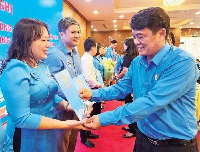 Đồng chí Bùi Thanh Nhân, Chủ tịch Liên đoàn Lao động Thành phố Hồ Chí Minh trao quyết định thành lập công đoàn phường, xã.