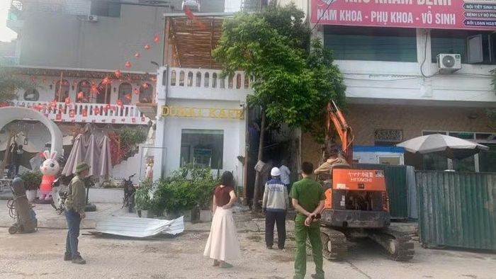 Các lực lượng tại chỗ phối hợp vận động người dân tháo dỡ phần lấn chiếm hành lang kỹ thuật trong đô thị tại phường Nếnh.