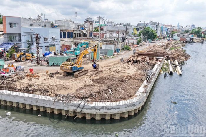 Bờ kênh dọc đường Hoài Thanh, phường Phú Định đã và đang tiếp tục công tác giải phóng mặt bằng song song với việc xây dựng tuyến bờ kè hiện hữu.