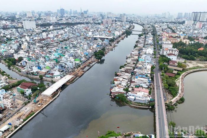 Nhịp cầu chính cầu Hiệp An 2 bắc qua rạch Ụ Cây dọc đường Nguyễn Duy đã thành hình.