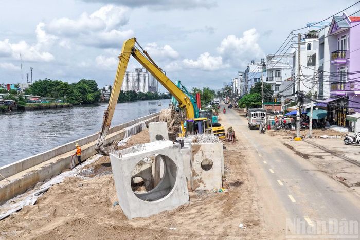 Các đơn vị nhà thầu đang tập trung nhân lực, máy móc triển khai đồng thời nhiều hạng mục nhằm bảo đảm tiến độ dự án.