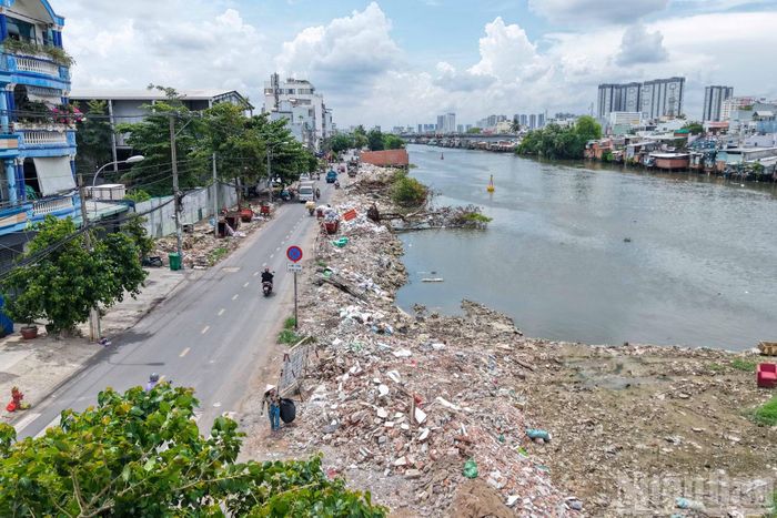 Mặt bằng trắng dọc đường Nguyễn Duy.