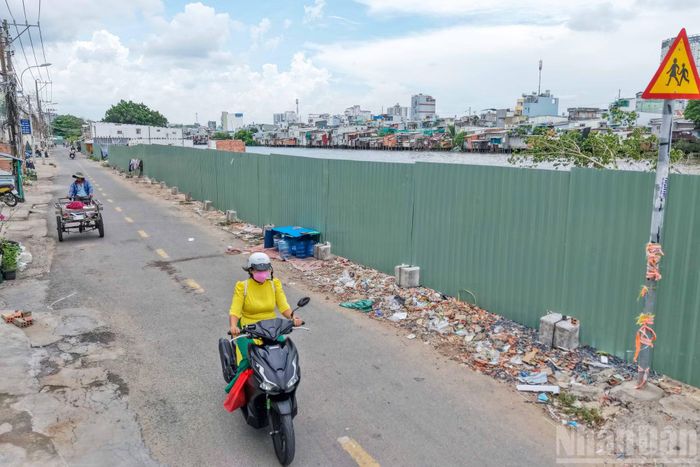 Đơn vị thi công lắp đặt hàng rào dọc tuyến đường để tránh ảnh hưởng đến giao thông đi lại của người dân xung quanh.