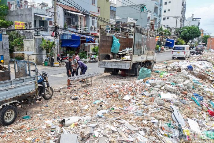 Nhiều hộ dân còn nhà dọc đường Nguyễn Duy vẫn tiếp tục tháo dỡ để bàn giao mặt bằng cho dự án.
