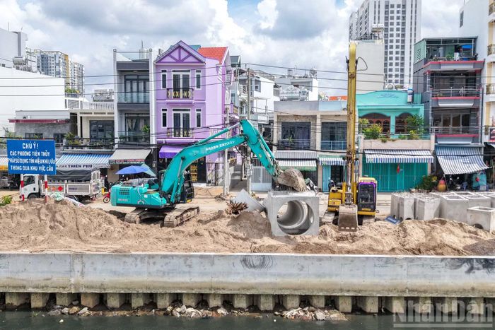 Các hộ dân dọc tuyến đường bị ảnh hưởng cũng xây dựng, sửa chữa nhà khang trang hơn.