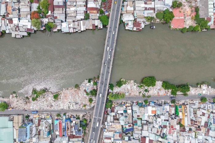 Các căn nhà dưới chân cầu Chánh Hưng, vị trí từng trở thành nơi tập kết rác tạm được giải phóng thông thoáng.