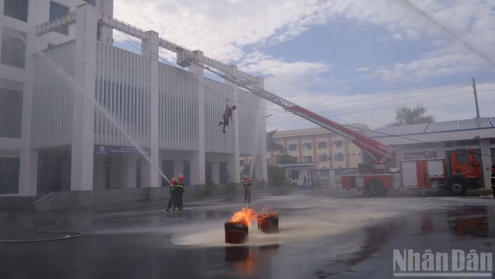Thực tập phương án chữa cháy, cứu nạn, cứu hộ tại khu vực trụ sở chính Công ty Điện lực Đồng Tháp.