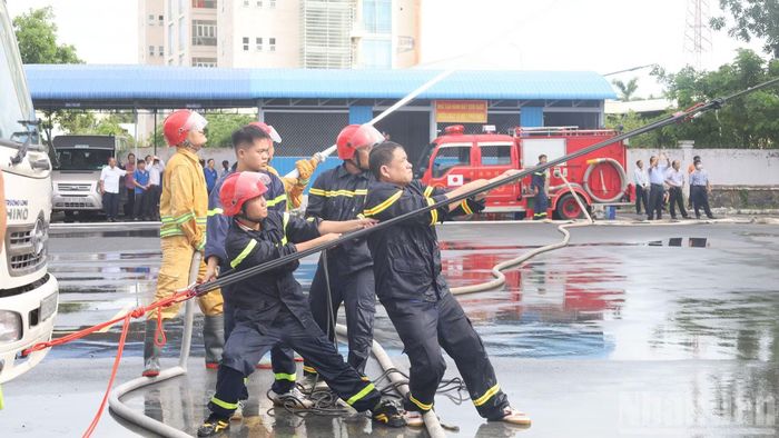 Thực tập phương án chữa cháy, cứu nạn, cứu hộ tại khu vực trụ sở chính Công ty Điện lực Đồng Tháp.