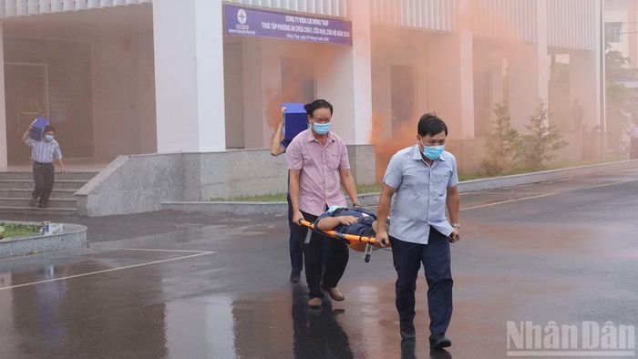 Lực lượng tham gia diễn tập triển khai phương án cứu người bị nạn ra khỏi khu vực cháy.
