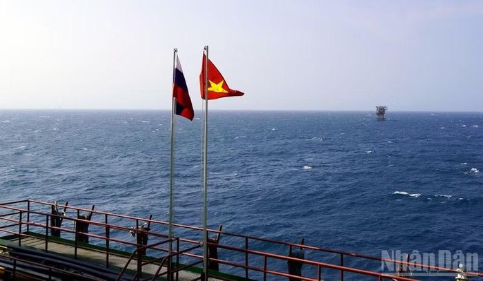 Cờ Việt Nam và Liên bang Nga trên giàn khoan dầu khí của Vietsovpetro.