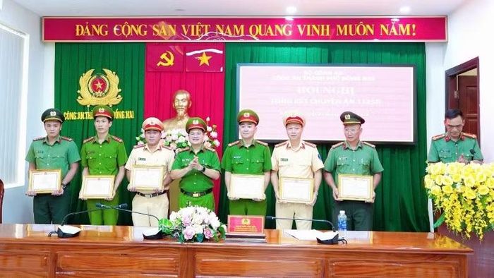 Đại tá Trần Anh Sơn trao giấy khen của Giám đốc Công an thành phố cho các tập thể, cá nhân.