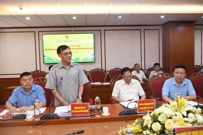Thiếu tướng Hồ Bá Vinh, Phó Trưởng Ban công tác cựu chiến binh Trung ương Hội trả lời câu hỏi của các phóng viên.