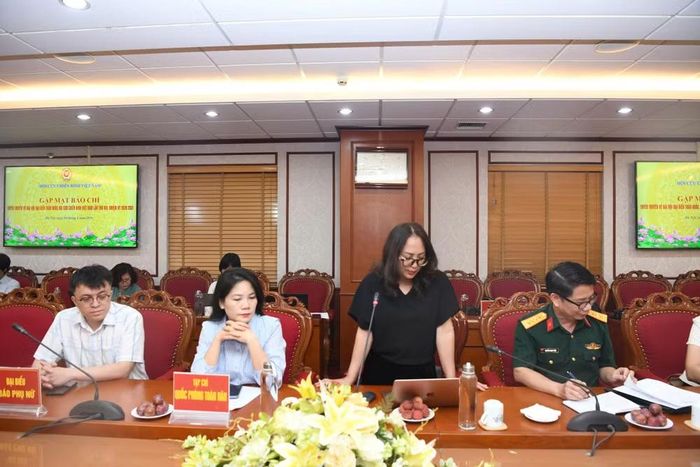 Phóng viên Báo Nhân Dân phát biểu tại cuộc họp báo.