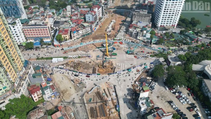Dự án đường Vành đai 1 đoạn Hoàng Cầu-Voi Phục có chiều dài khoảng 2,274km, mặt cắt ngang 50m với tổng mức đầu tư dự án hơn 7.200 tỷ đồng, trong đó chi phí giải phóng mặt bằng chiếm hơn 5.600 tỷ đồng. Đây là một trong những dự án hạ tầng giao thông trọng điểm của Hà Nội, có ý nghĩa quan trọng trong việc từng bước hoàn thiện tuyến Vành đai 1, kết nối đồng bộ hệ thống giao thông khu vực nội đô.