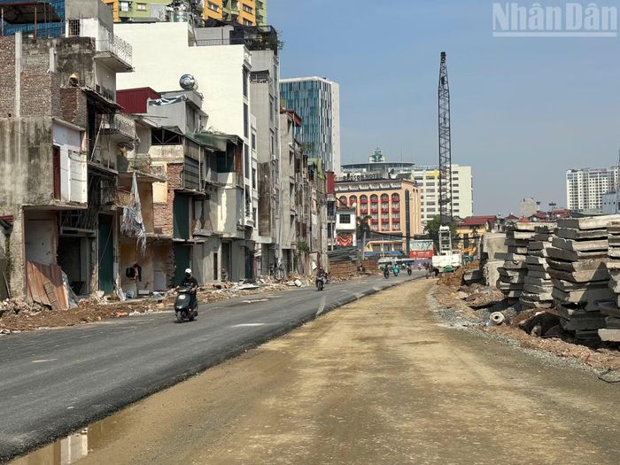 Anh Bùi Hoàng T., người thường xuyên lưu thông qua tuyến Đê La Thành, cho biết: “Sau khi mặt đường được trải nhựa, việc đi lại thuận tiện hơn trước rất nhiều, lưu thông cũng thông thoáng hơn. Người dân mong dự án sớm hoàn thành đồng bộ để giảm ùn tắc cho khu vực trung tâm”.
