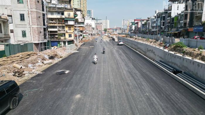 Sinh sống tại khu vực đường La Thành gần 50 năm, ông Nguyễn Đình C. bày tỏ phấn khởi khi chứng kiến những đoạn tuyến đầu tiên của dự án đang dần hiện hữu. Theo ông C., người dân trong khu vực đều mong muốn hệ thống hạ tầng giao thông được đầu tư đồng bộ, khang trang, góp phần cải thiện diện mạo đô thị của Thủ đô. “Quá trình thi công ít nhiều ảnh hưởng đến sinh hoạt của người dân, song dự án đã triển khai nhiều năm nên ai cũng mong công trình được đẩy nhanh tiến độ, sớm hoàn thành để ổn định cuộc sống và giảm ùn tắc giao thông”, ông C. chia sẻ.