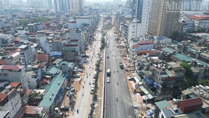 Theo ghi nhận của phóng viên, đoạn tuyến dài khoảng 500m khu vực nút giao Nguyễn Chí Thanh-Thành Công đã cơ bản hoàn thành thảm nhựa mặt đường. Các phương tiện lưu thông qua khu vực thuận lợi hơn, tình trạng ùn tắc trên tuyến Đê La Thành từng bước được cải thiện.