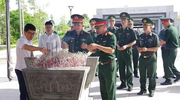 Chiều 3/6, đại diện lãnh đạo Bộ Chỉ huy Quân sự tỉnh Điện Biên cùng các đơn vị được giao lấy mẫu, xác định danh tính hài cốt liệt sĩ trên địa bàn tỉnh đã dâng hương các anh hùng liệt sĩ tại Đền thờ liệt sĩ Điện Biên Phủ.