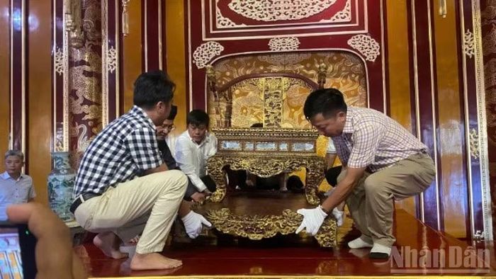Ngai vua triều Nguyễn được phục chế và đưa trở lại trưng bày tại điện Thái Hòa, Đại Nội Huế vào sáng nay (4/6).