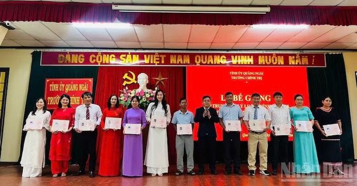 Nhiều cán bộ, công chức được đào tạo, bồi dưỡng lý luận chính trị trong quá trình làm việc ở cơ sở.