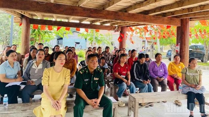 Giảng viên Trường Chính trị được cử đi thực tế có kỳ hạn tại cơ sở.