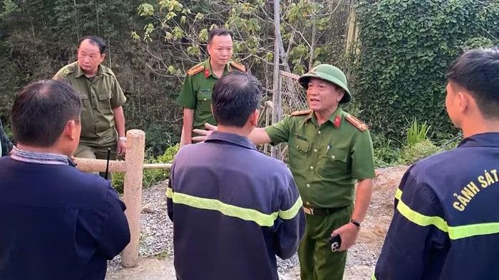 Lãnh đạo Công an tỉnh Lào Cai chỉ đạo công tác tìm kiếm cứu nạn.